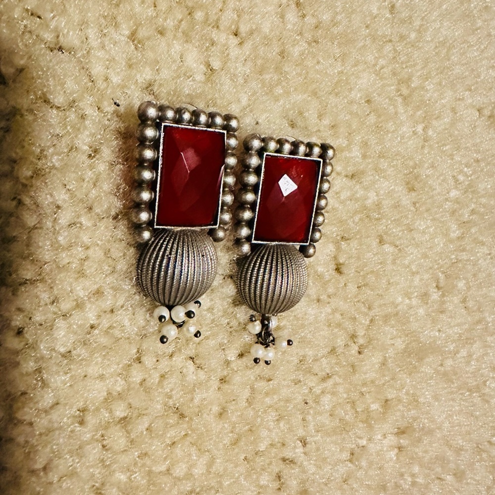 Beautiful silver earrings - Brand new